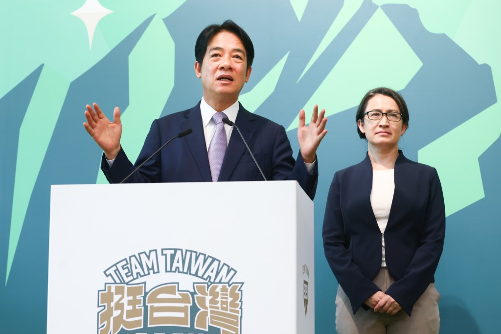 民進黨總統參選人賴清德（左）於2023年11月20日公布副手為前駐美代表蕭美琴（右）。
