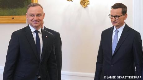 President Duda (l) will swear in parlaimentarians before Prime Minister Morawiecki (r) formally resigns Monday