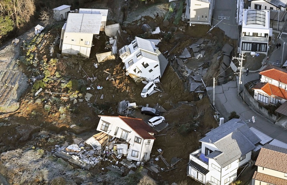 2024年1月2日，元旦日本石川大地震後，石川縣金澤市房舍倒塌、道路毀損。（圖／路透社Kyodo）
