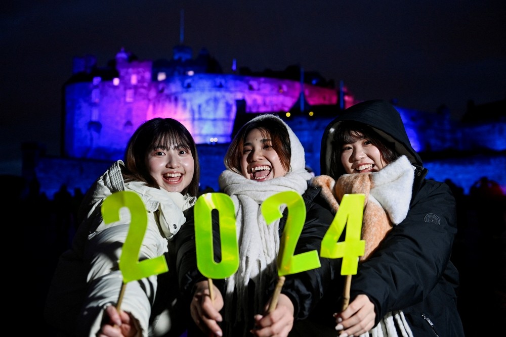 2023年12月31日，英國愛丁堡日本學生街頭狂歡。（圖／路透社Lesley Martin）

