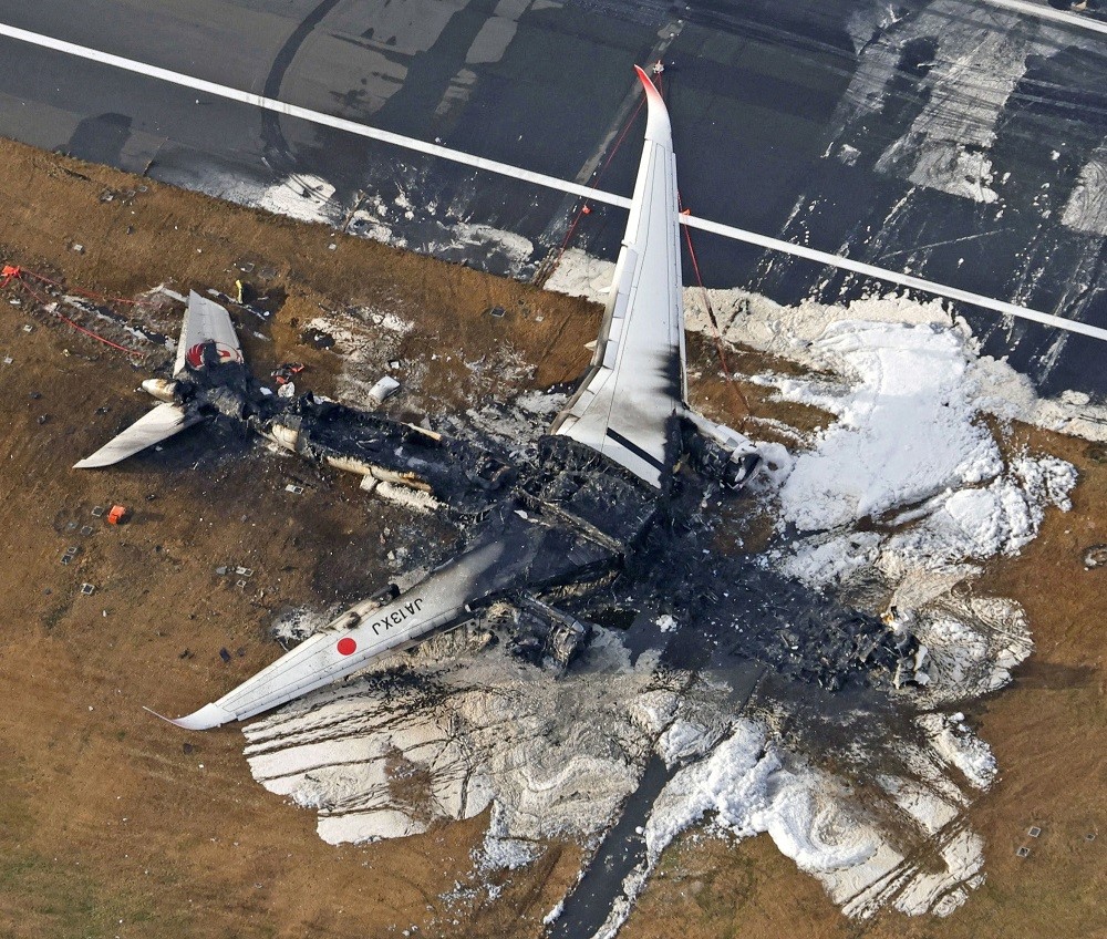 2024年1月3日，日本航空516班機（空中巴士A350），在與海保廳飛機擦撞後起火燃燒（圖／Kyodo via 路透社）
