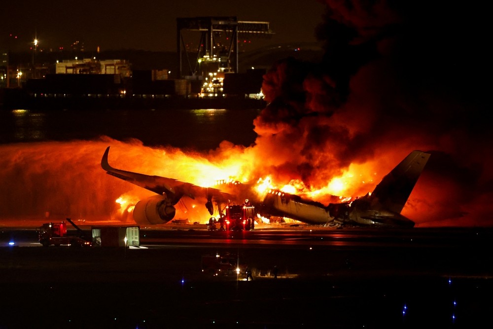 2024年1月2日，日本航空A350客機降落東京羽田機場時與海保廳飛機擦撞起火。（圖／路透社Issei Kato）
