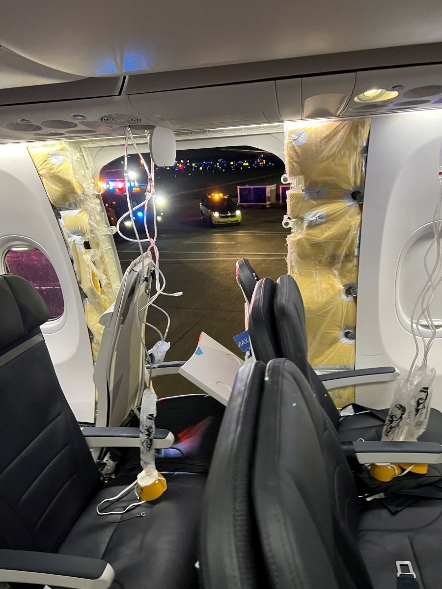 阿拉斯加航空公司5日發生事故，飛行途中1扇窗戶與大塊機身突然飛落。美國航空安全監管機構6日下令停飛部分同型飛機。（圖／路透社）
