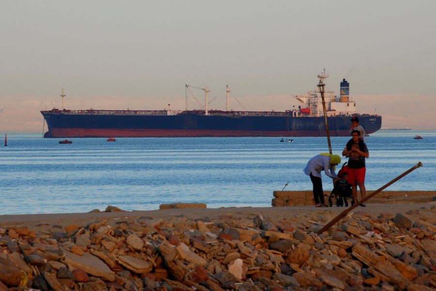 一艘貨櫃船穿過蘇伊士灣，駛向紅海。（檔案照／路透社）
