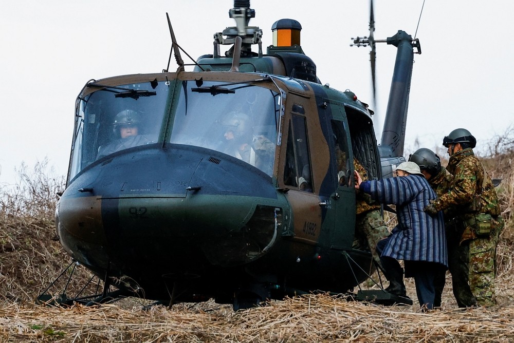 2024年1月6日，石川縣輪島市災民登上日本自衛隊救援直升機。（圖／路透社Kim Kyung-Hoon）
