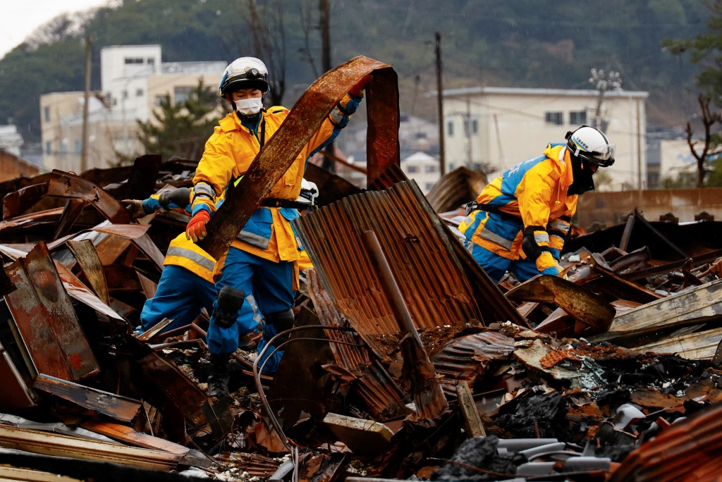 日本能登半島元旦遭遇強震，救災人員深入災區廢墟。（圖／路透社Kim Kyung-Hoon）
