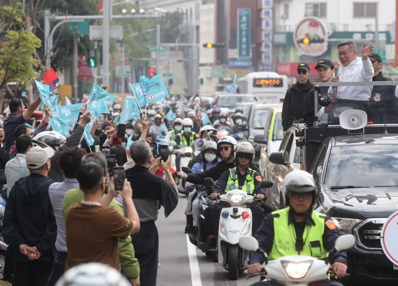 民眾黨總統候選人柯文哲（車上白衣者）1月8日下午到台南市進行車隊掃街拜票，沿途與支持者揮手致意。中央社
