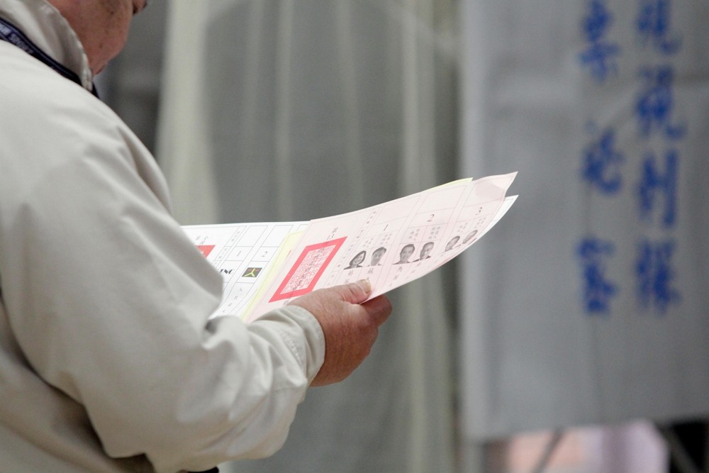 2012年1月14日，台灣總統立委選舉，台中一處投票站。（圖／路透社Alamy）
