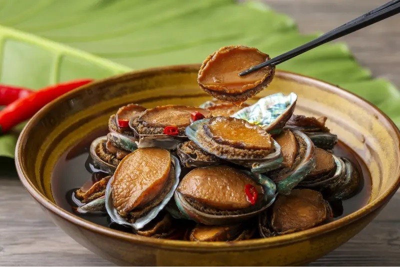 簡單美味的滷貢寮鮑，是漁村媽媽的居家常備菜。（圖／新北市政府漁業及漁港事業管理處）
