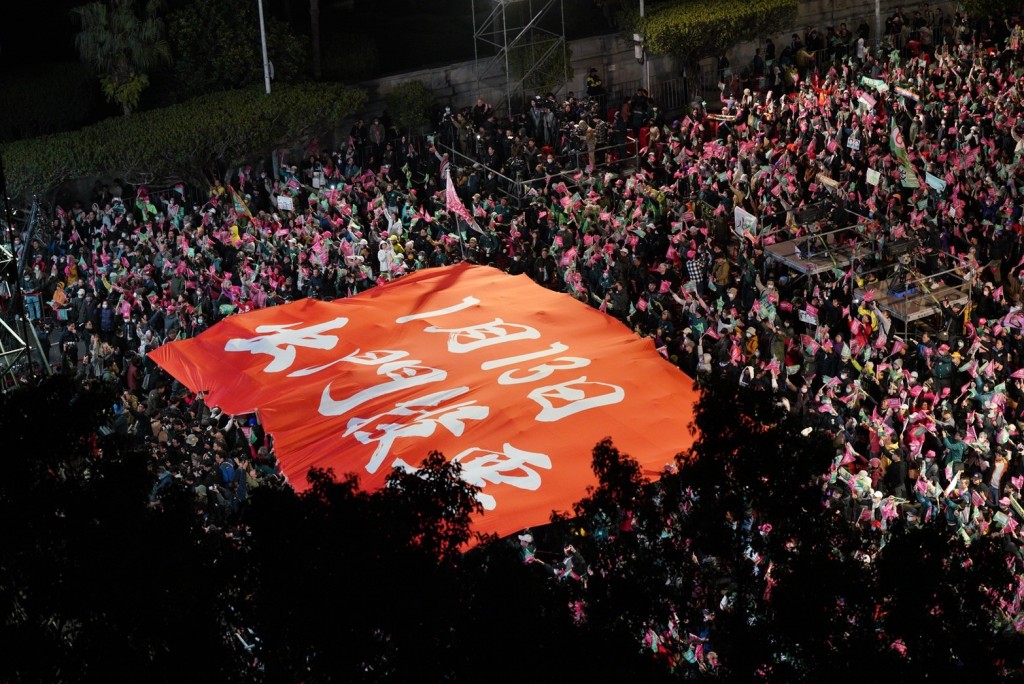 民進黨正副總統候選人賴清德、蕭美琴11日晚間於凱道舉行造勢大會，促國人1月13日出門投票。（圖／民進黨）
