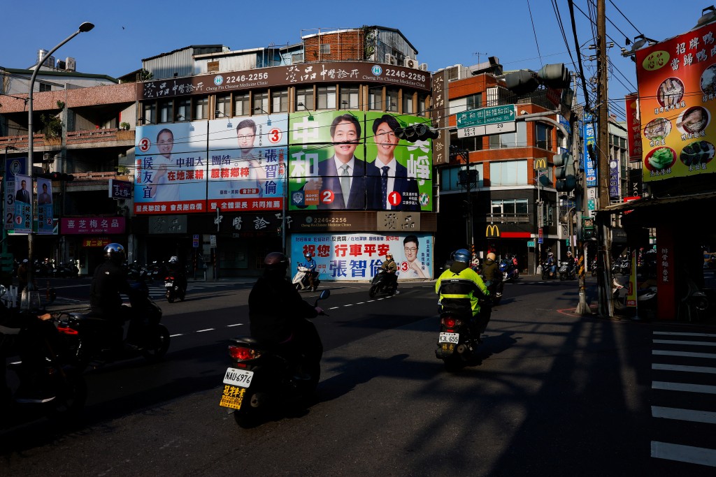 台北街頭充滿選舉看板，國家未來將交在誰手上，13日將揭曉。（圖／路透社Ann Wang）
