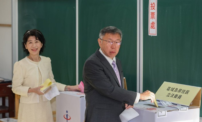 柯文哲與陳佩琪在投票所投下選票（圖／中央社）
