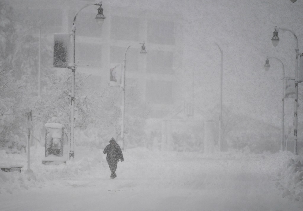暴風雪席捲美國西北部，行人寸步難行。（圖／路透社Amanda Sabga）
