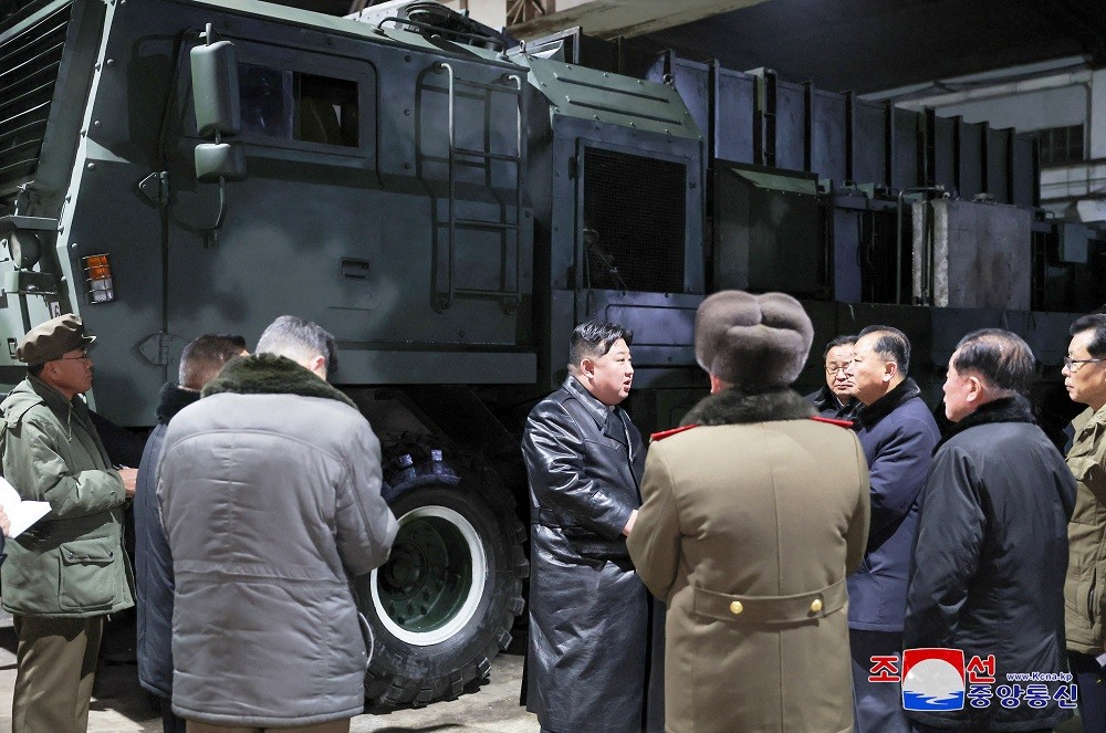 北韓朝中社（KCNA）於2024年1月10日發布，金正恩參觀一間軍工廠（圖／KCNA via 路透社）
