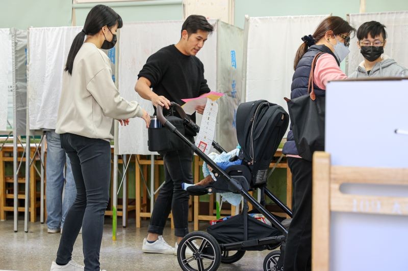 示意圖為1月13日第16任總統副總統及第11屆立法委員選舉當天，民眾推著嬰兒車至台北市大安國中投票。中央社
