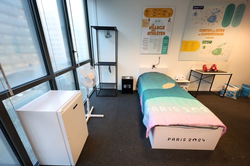 巴黎奧運選手村預計7月18日開村，台灣代表隊分配到一棟獨棟的7樓公寓，擁有39間單人房，儘管沒有加裝冷氣，但採用地板冷卻系統設計，還是能有...