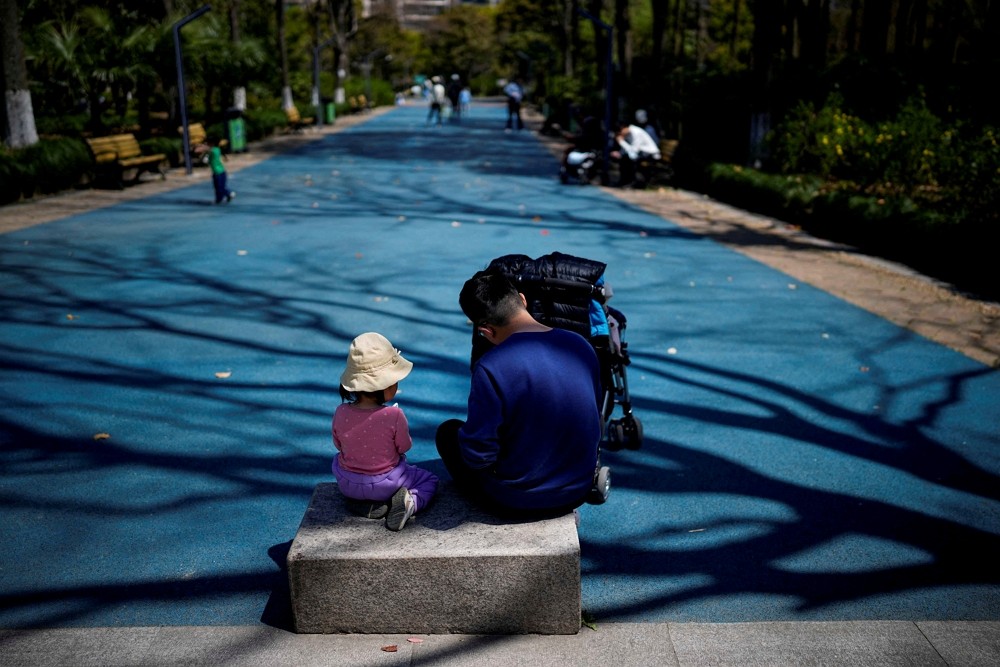 2023年4月2日，上海公園一對父女。（圖／路透社Aly Song）

