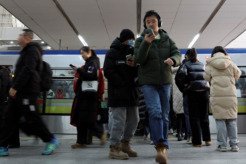 2024年1月16日，北京地鐵通勤民眾。（圖／路透社Florence Lo）
