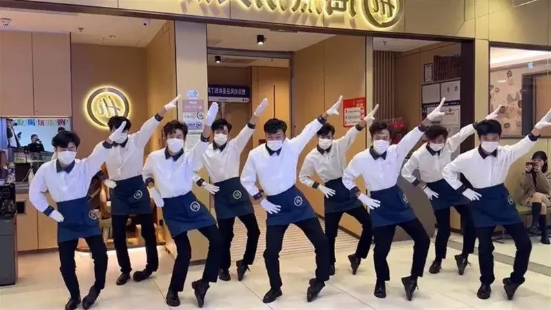 Haidilao employees perform "Subject 3" dance. (YouTube, 江西好青年 screenshot)
