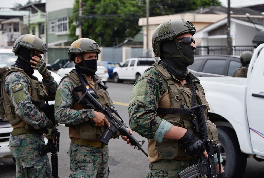 越獄的毒梟維拉馬爾的妻子及小孩等8名相關人士被引渡至厄瓜多，當地街頭警力戒備森嚴。(圖／路透社Vicente Gaibor del Pin...