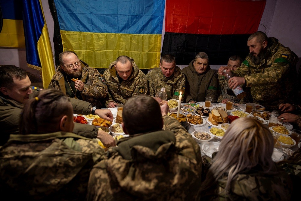2023年12月24日，烏克蘭士兵在庫皮楊斯克（Kupiansk）外的前線享用平安夜餐（圖／路透社THOMAS PETER）
