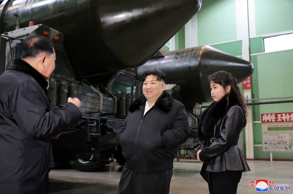 2024年1月5日，北韓領導人金正恩攜女金主愛造訪軍車工廠。（圖／路透社KCNA）
