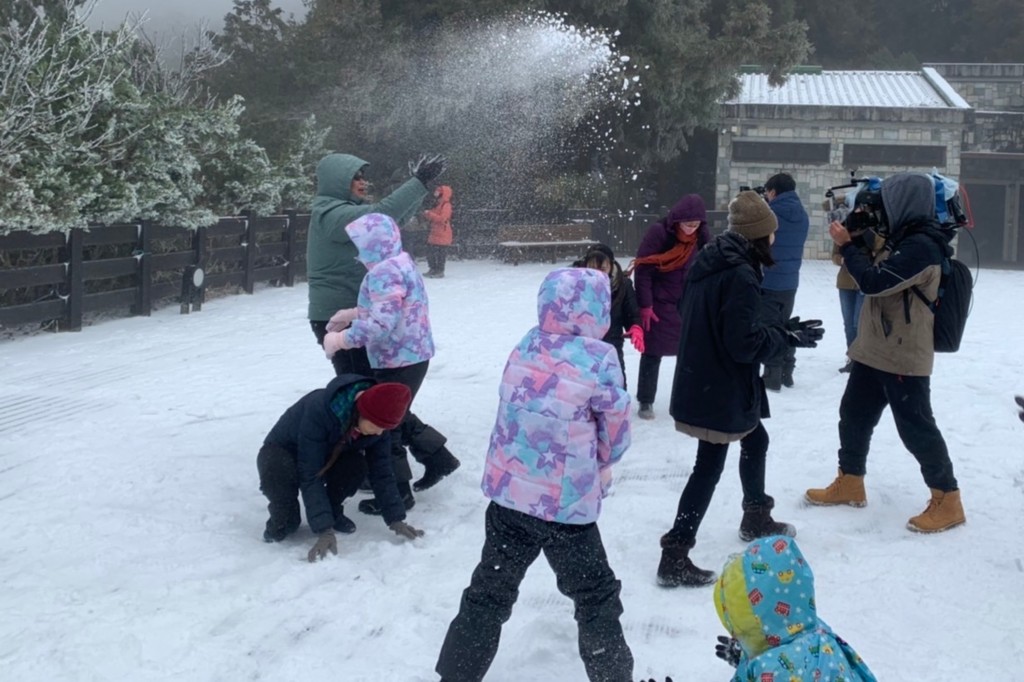 Tourists play in the snow on Taipingshan on Jan. 23. (Forestry and Nature Conservation Agency, Yilan Branch photo)
