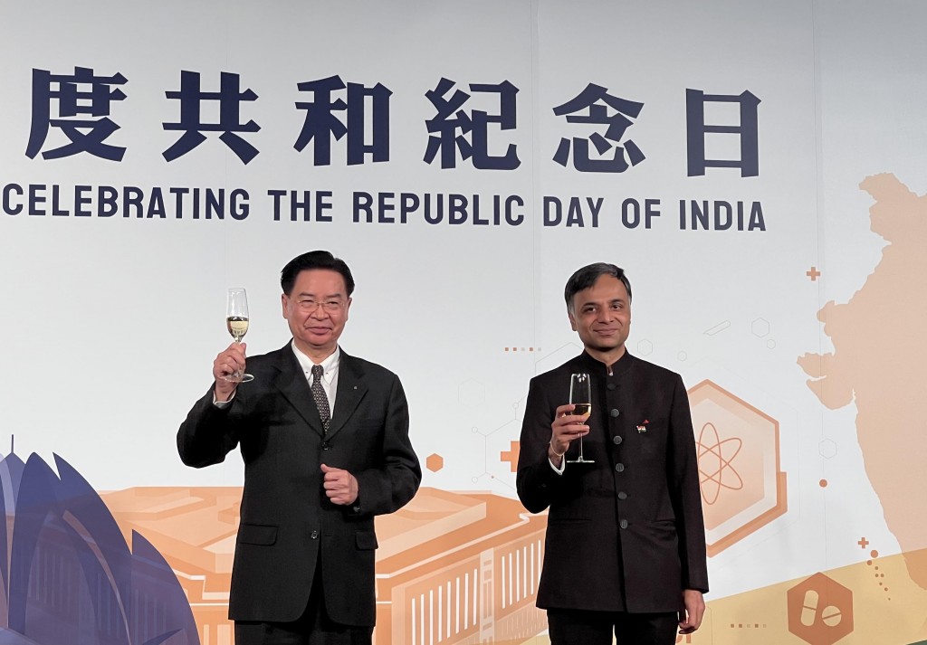 Taiwan Foreign Minister Joseph Wu and India-Taipei Association Director-General Manharsinh Laxmanbhai Yadav. (Taiwan News, Kelvin Chen photo)
