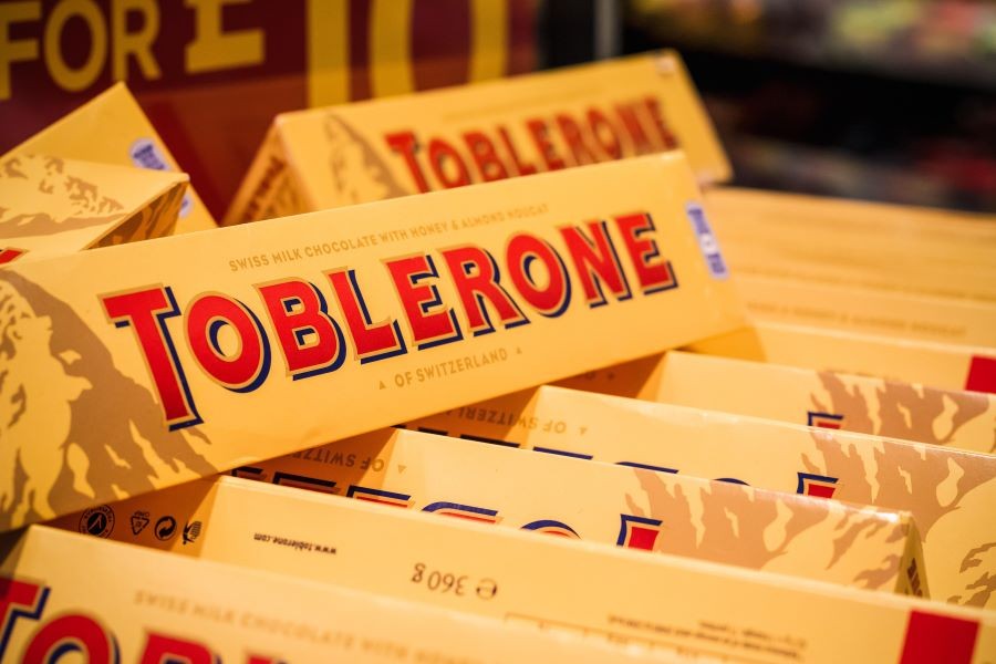 瑞士三角巧克力（Toblerone），近期因疑似混入塑膠顆粒等異物，遭香港食安中心公布下架。（圖／路透社Alamy）
