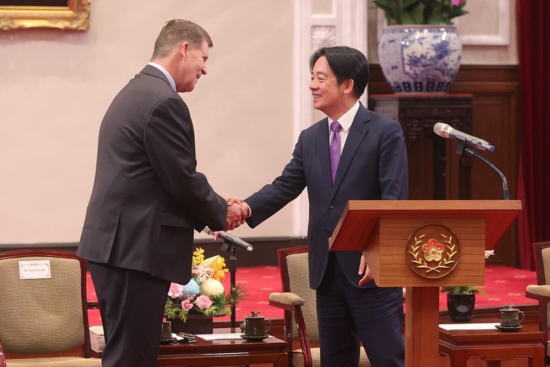 President-elect Lai Ching-te greets Krach Institute for Tech Diplomacy Chair Keith Krach. (Presidential Office photo)
