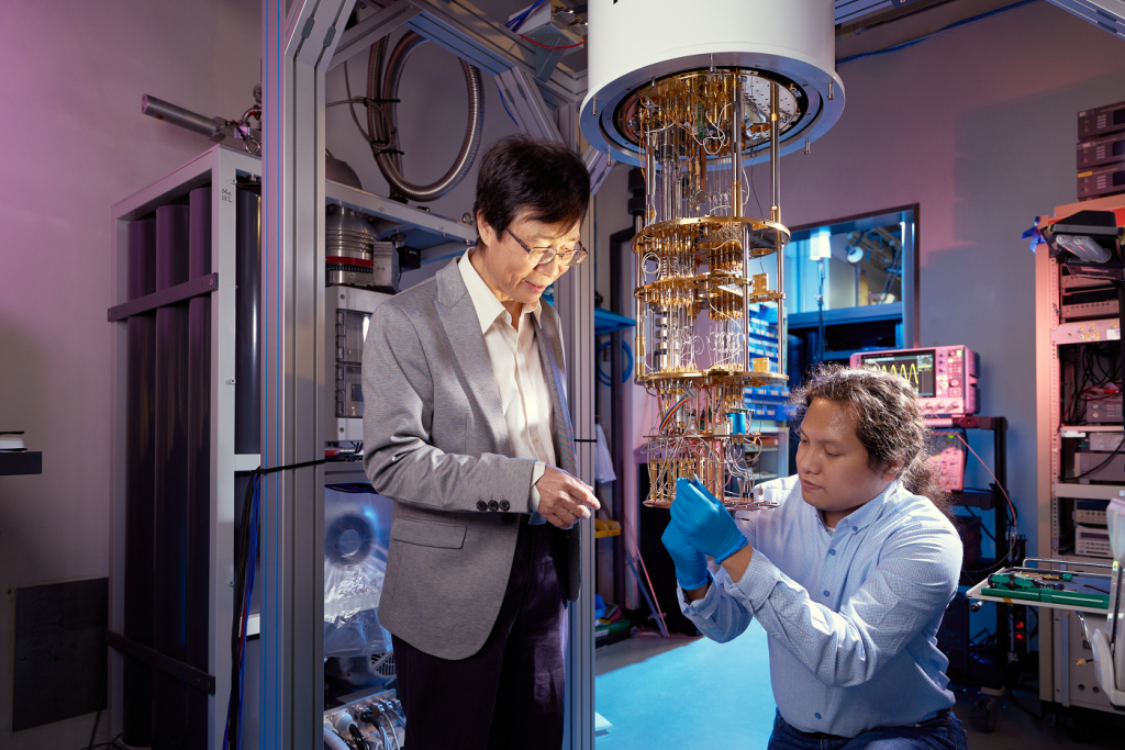 Chen Chii-dong (left) consults with fellow researcher at Academia Sinica's quantum computing laboratory. (Academia Sinica photo)
