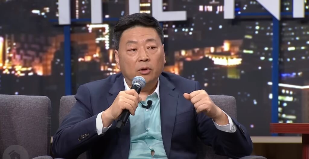 Wang Zhian speaks on "The Night Night Show with Hello." (YouTube, STR Network screenshot)
