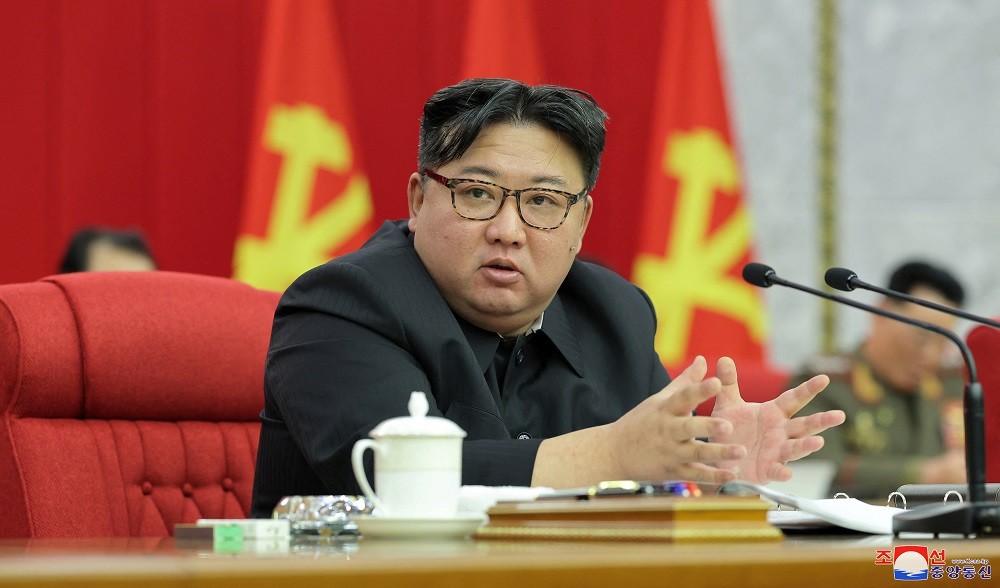 北韓領導人金正恩出席1月23日至24日，在北韓平壤舉行的北韓勞動黨第八屆中央委員會第十九次政治局擴大會議（圖／KCNA via 韓聯社）
