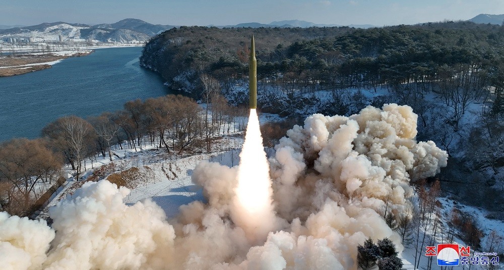 2024年1月14日北韓官媒朝中社發布，北韓稱試射固體燃料高超音速飛彈（圖／KCNA via 路透社）
