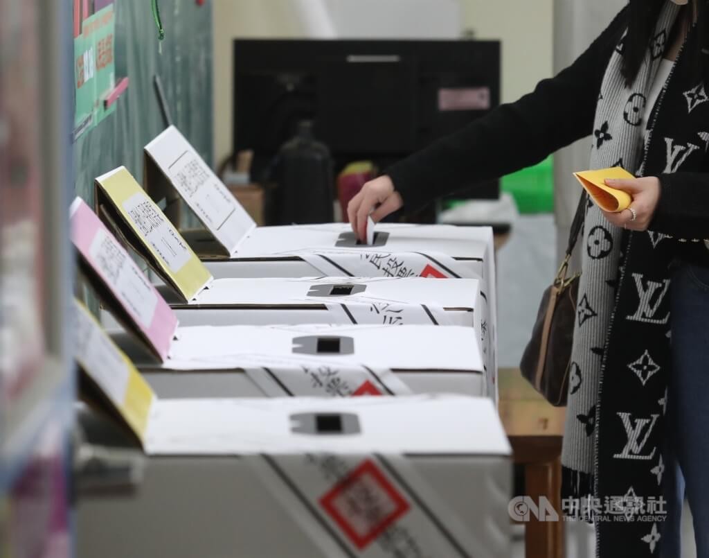 A Taiwanese voter casts a ballot in this file photo. (CNA photo)
