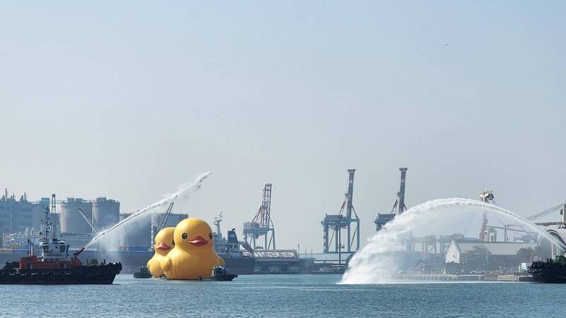 The ducks are welcomed into Kaohsiung Harbor on Saturday. (CNA photo
