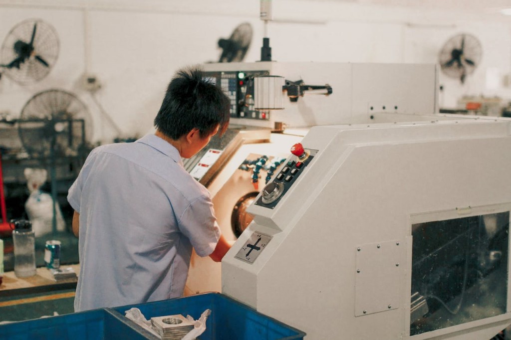 A worker using a precision metalworking machine. (Pexels, Mehmet Turgut Kirkgoz photo)
