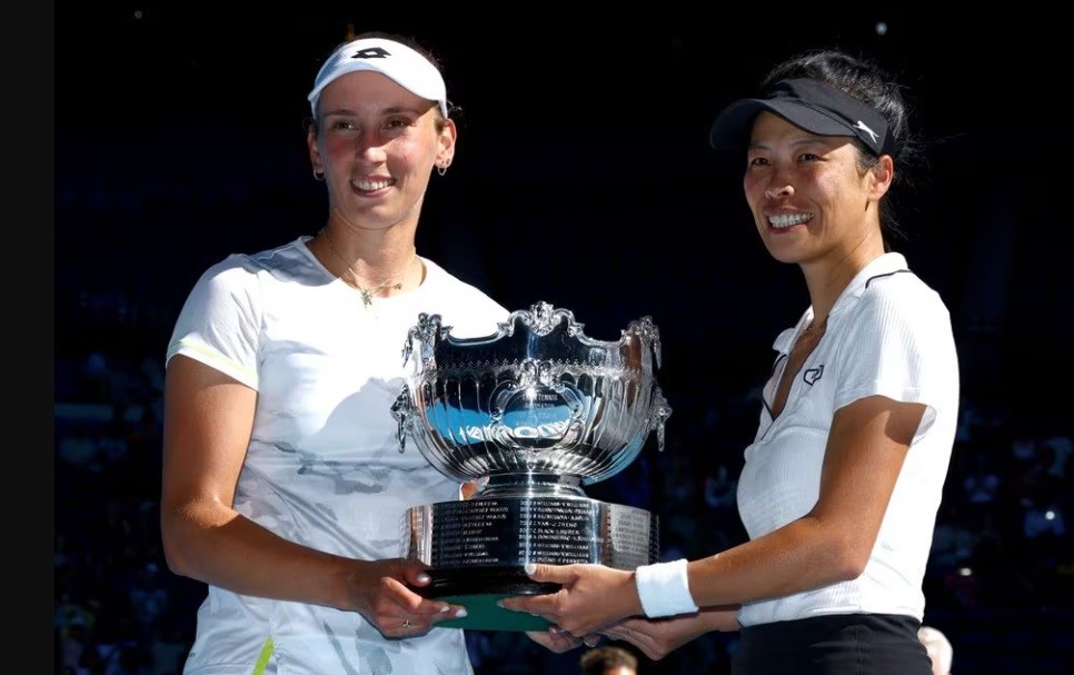 Elise Mertens and Hsieh Su-wei celebrate with the trophy after winning their women's doubles final match, Jan. 28. (Reuters photo)
