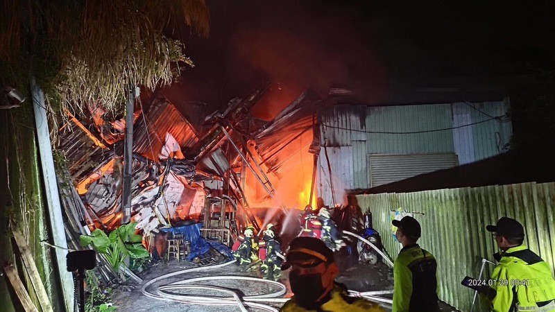 A late-night factory blaze in Keelung. (CNA photo)

