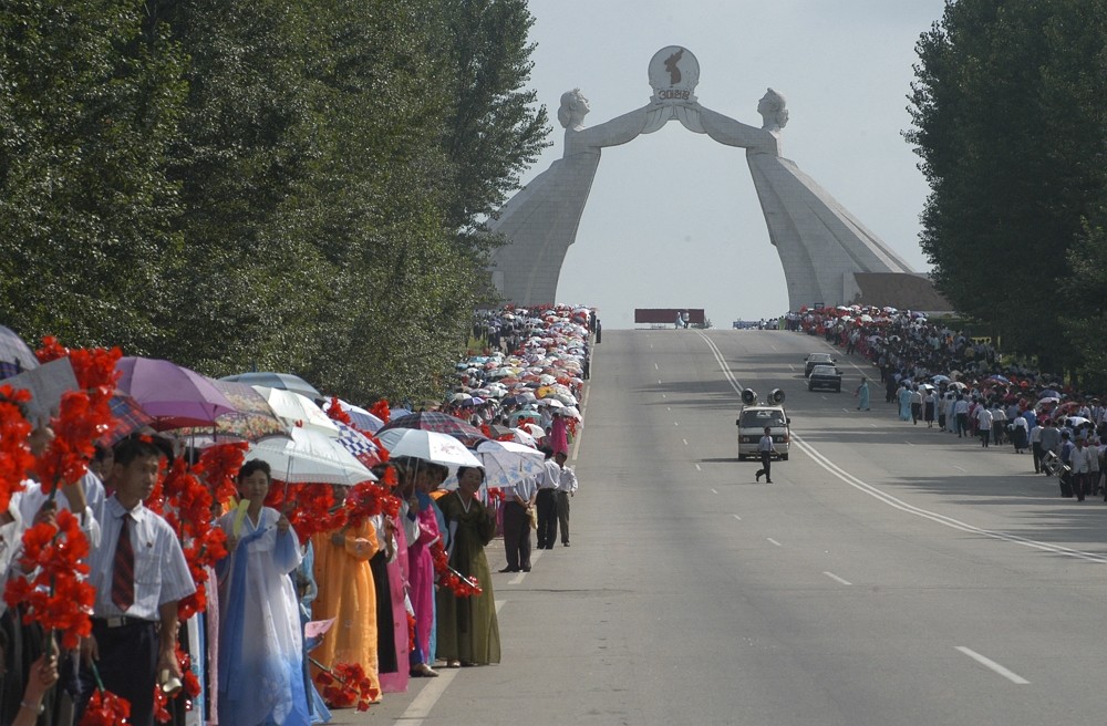 2005年8月14日，北韓平壤人民在「統一門」參加光復節慶典。金正恩2024年1月稱兩韓統一已不可能後，將此一紀念塔拆除。（圖／路透社YU...