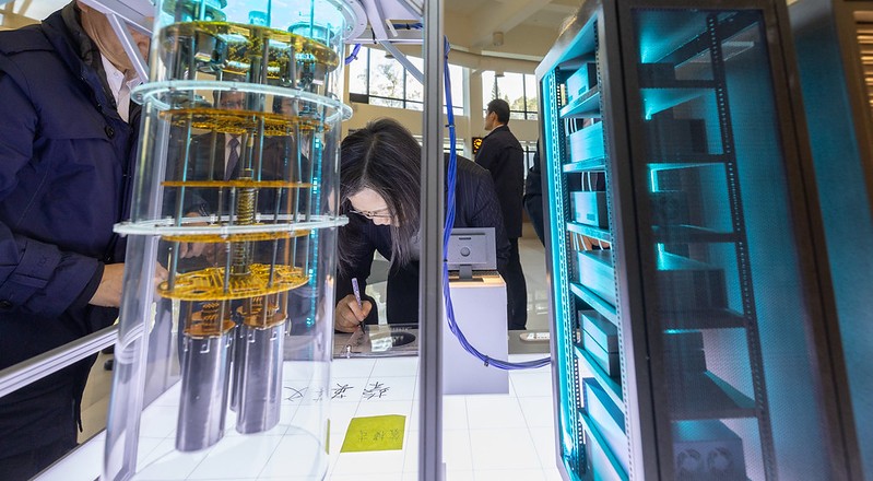 President Tsai Ing-wen inspects Academia Sinica's self-developed 5-qubit superconducting quantum computer on Jan. 29, 2024. (Presidential Office p...