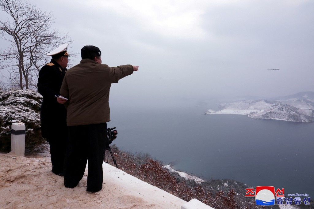 北韓官媒朝中社稱，金正恩於28日上午親自至現場督察巡弋飛彈發射（圖／KCNA via 路透社）
