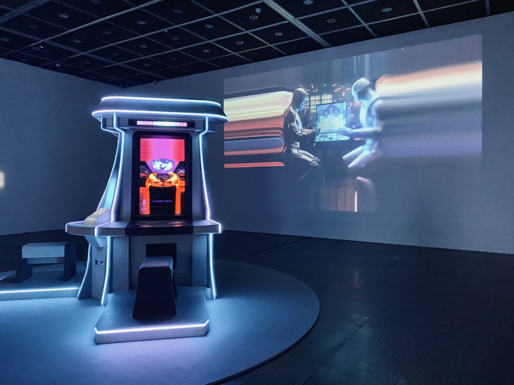 超維度Dimension Plus新媒體藝術創作團隊展出作品《VS AI 街頭對戰》於展場中設置了兩座獨立機台，由人工智慧以文生圖的方式運...