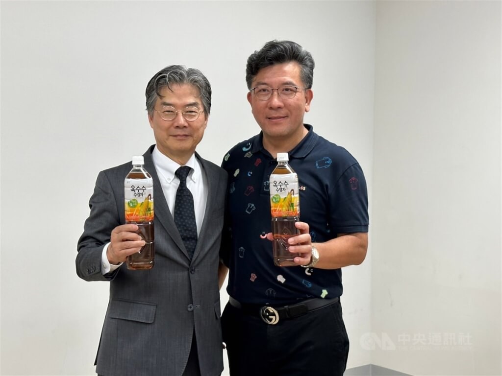 Unipresident Chairperson Alex Lo (羅智先) and spokesperson Tu Chung-cheng (凃忠正). (CNA photo)
