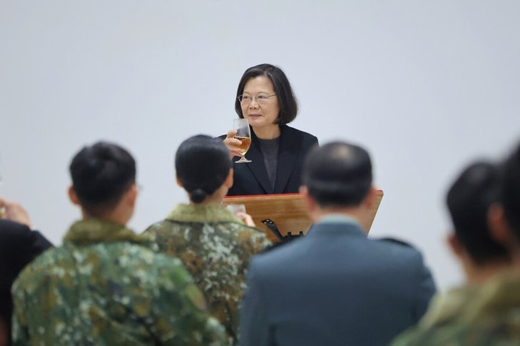 President Tsai Ing-wen visits troops stationed on Penghu.
