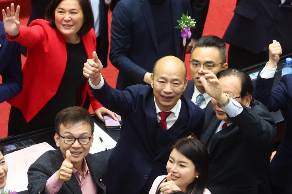 Han Kuo-yu (center) gives thumbs up after being elected speaker. 
