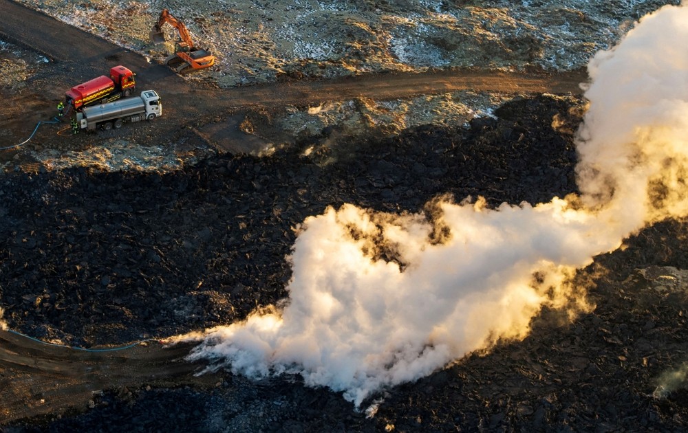 2024年1月17日，冰島漁港格林達維克築堤防火山熔岩。（圖／路透社Phil Noble）
