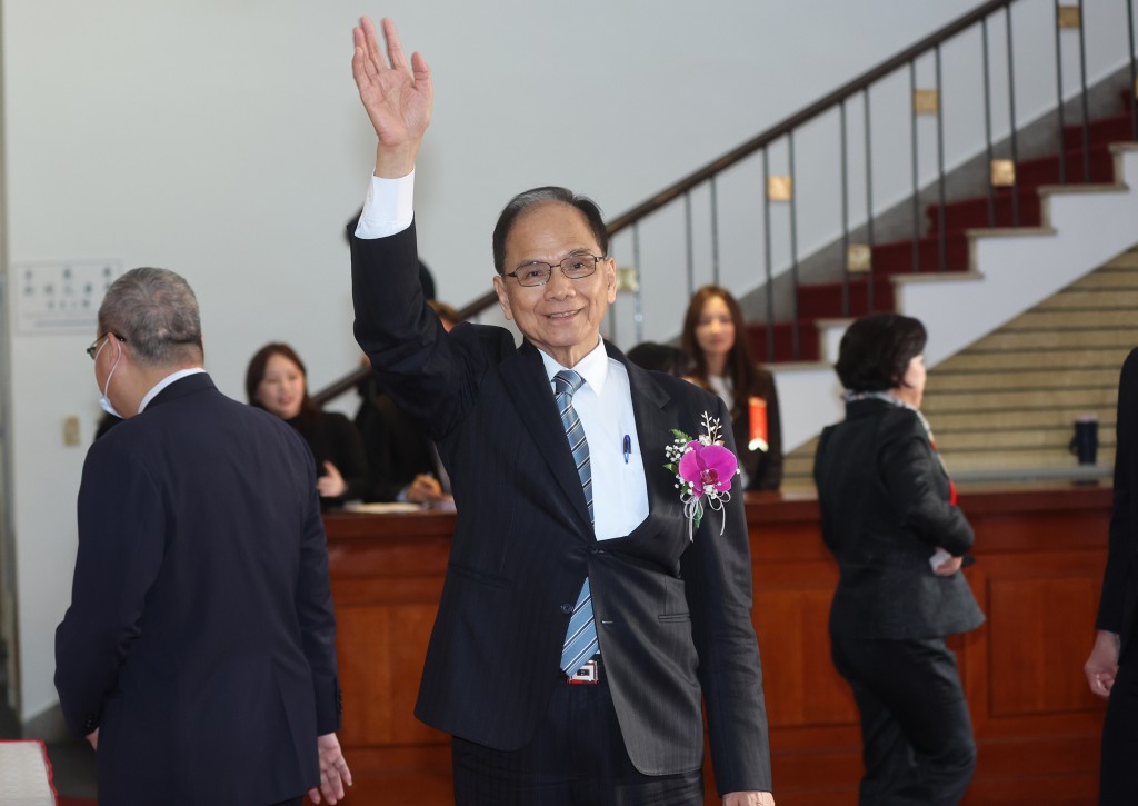 You Si-kun waves at the first meeting of the new Legislative Yuan on Thursday. (CNA photo)
