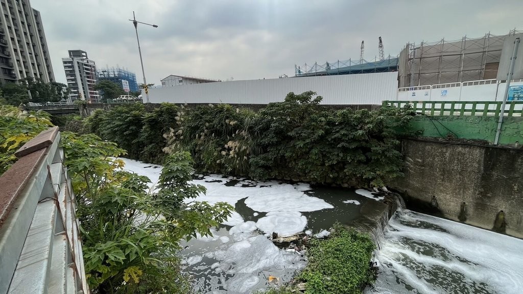 Foam in a ditch in Ganlinpi, Tucheng District, New Taipei. (CNA photo)

