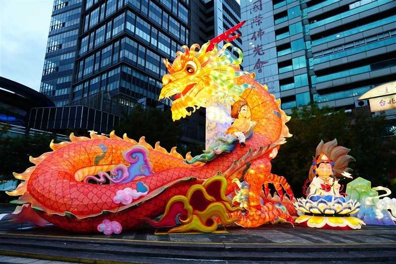 A dragon lantern was presented by the Buddhist group Fo Guang Shan at the Songshan Station's plaza. (2024 Taipei Lantern Festival website pho...